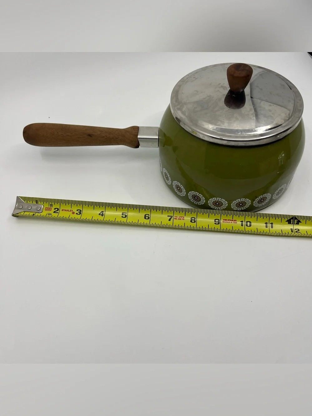 Vintage avocado green fondue pit enamelware saucepan pot wooden handle metal lid